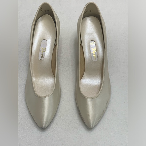VINTAGE DYEABLES IVORY HEELS - SZ. 7 1/2 D - Picture 2 of 9